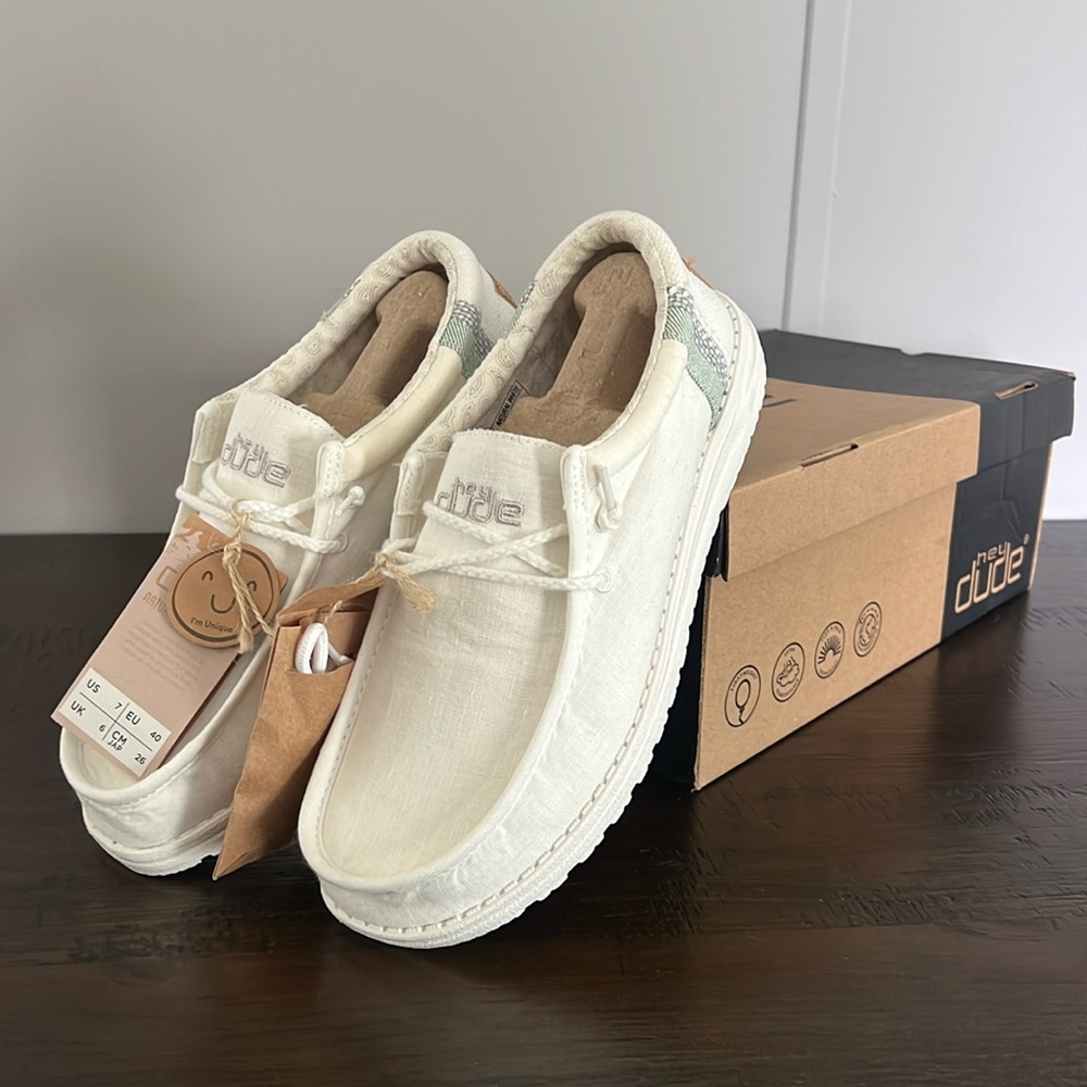 Men’s Hey Dude Wally Linen, Natural White Size 7. In women, fit a size 8